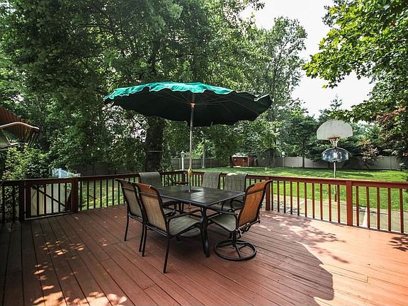 4th image of 12 Holly Tree Ln