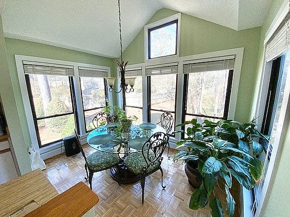 Light-filled breakfast nook