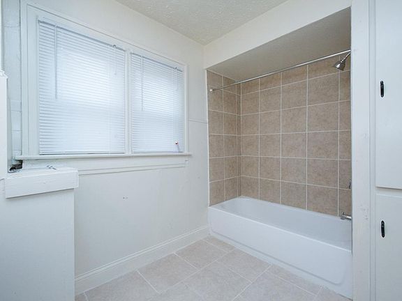 3rd image of 1519 N Euclid Ave
