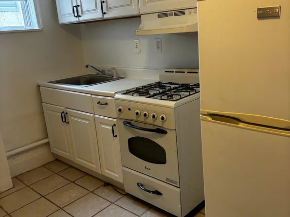 918 S 12th St #2F, Philadelphia, PA 19147