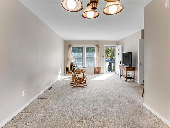 5th image of 411 Evangeline Ct