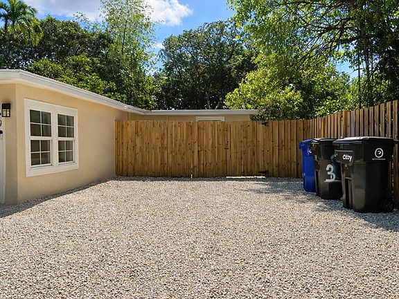 4th image of 1420 SW 33rd Court