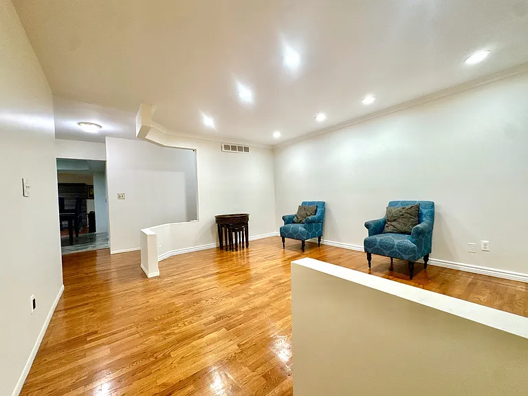 2868 Groves Dr — Photo 10