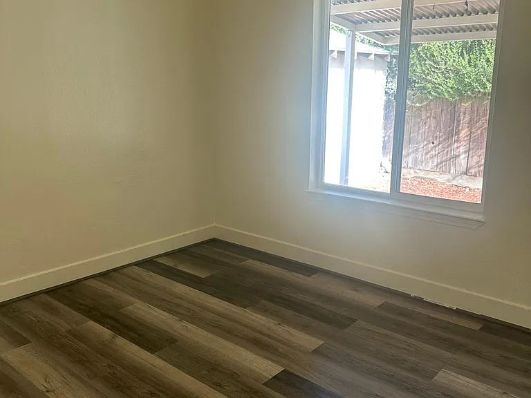 1155 Letts Ave — Photo 2