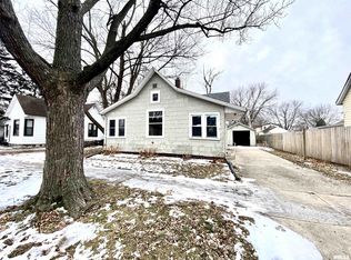 914 Charlotte St, Pekin, IL 61554