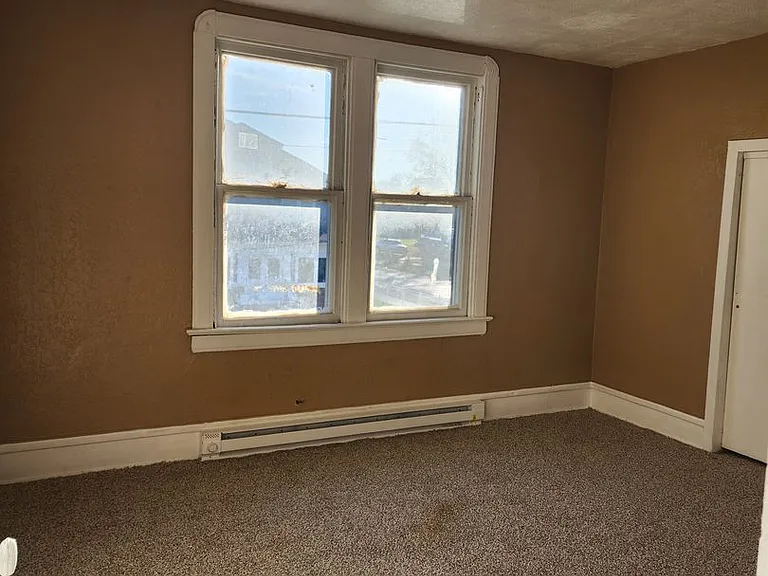 933 S Greenlawn Ave — Photo 2