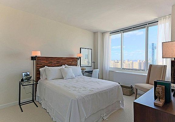5th image of 160 W 62nd St APT 34E