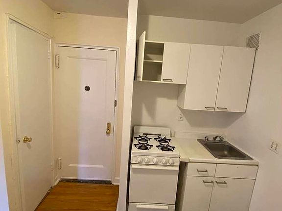 5th image of 125 Christopher St #1AR