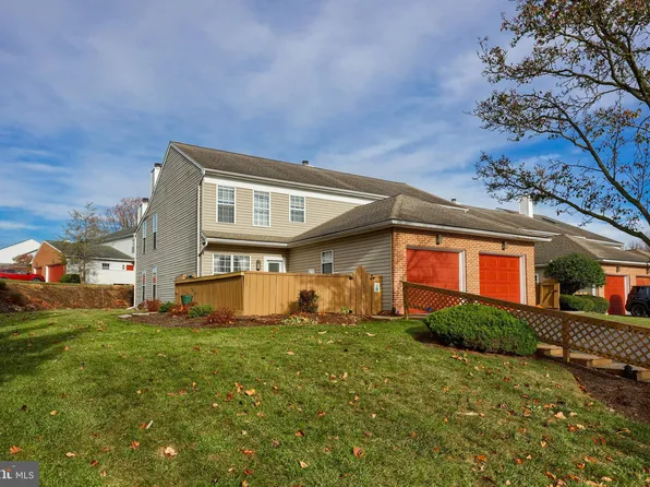 208 Winding Hill Dr, Lancaster, PA 17601