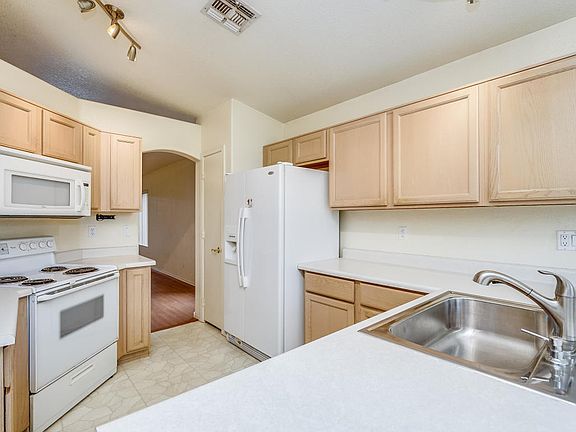 4th image of 530 W Bluefield Ave