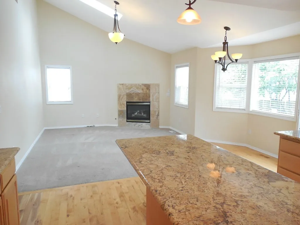 5 bed, 2635 sqft, $3,600 — Photo 3