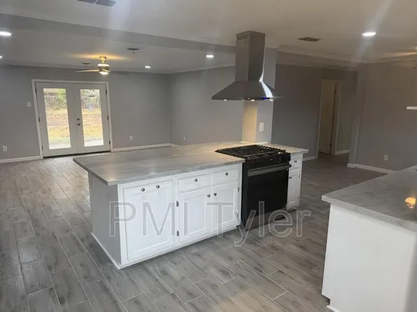 127 Columbia St, Palestine, TX 75803