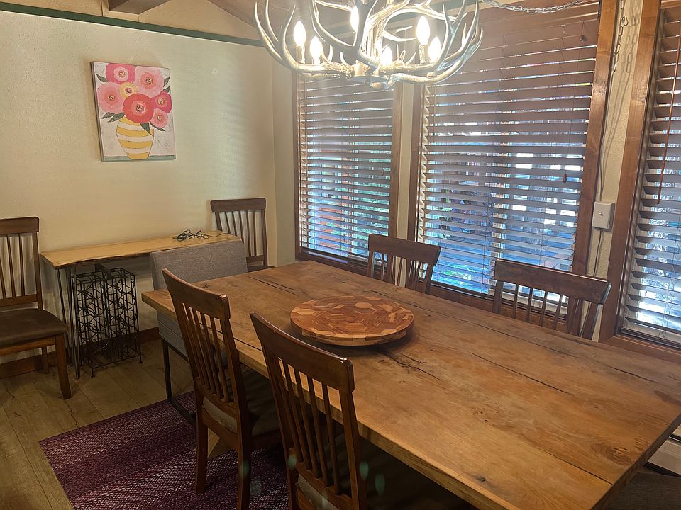 Dining area off kitchen