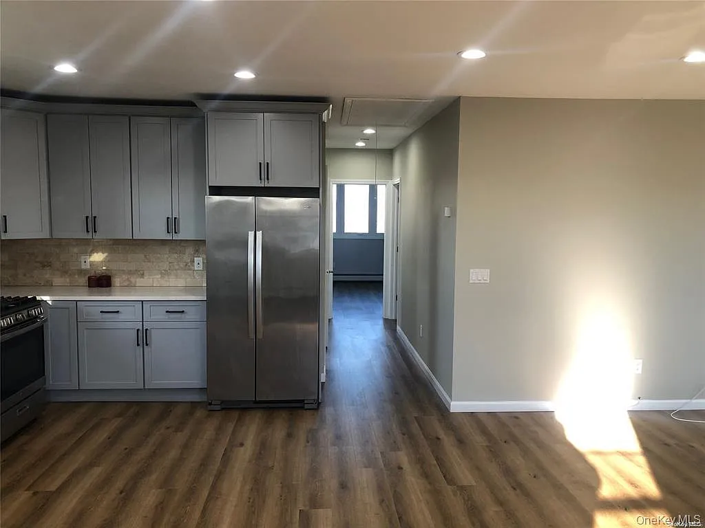 2 bed, 1.0 bath, 2400 sqft, $3,500 — Photo 4