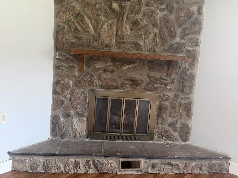 721 Wayland Dr — Photo 2