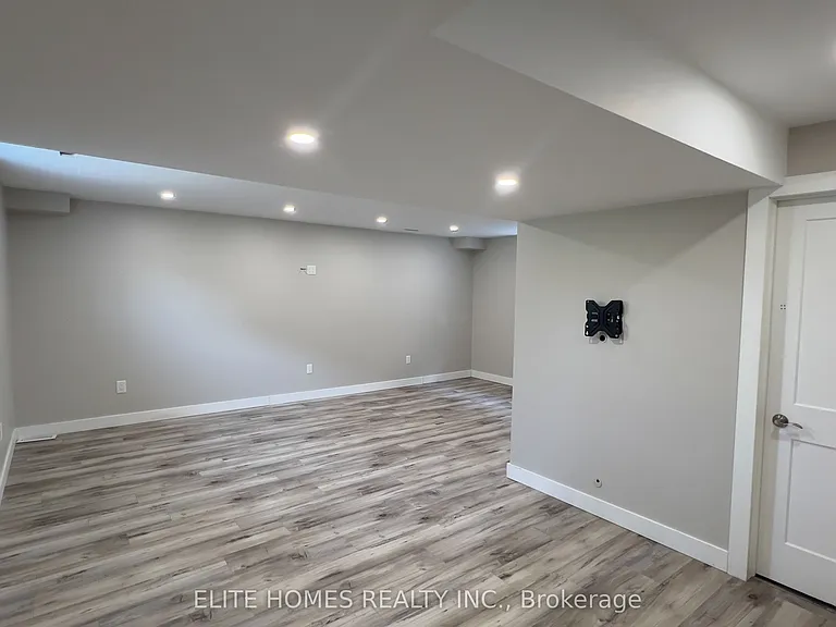 1942 Foxridge Cres — Photo 21
