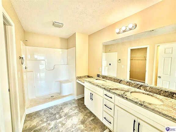 3rd image of 320 Breckinridge Cir #1