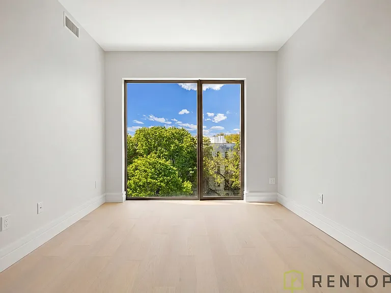 960 Franklin Ave #448 — Photo 14