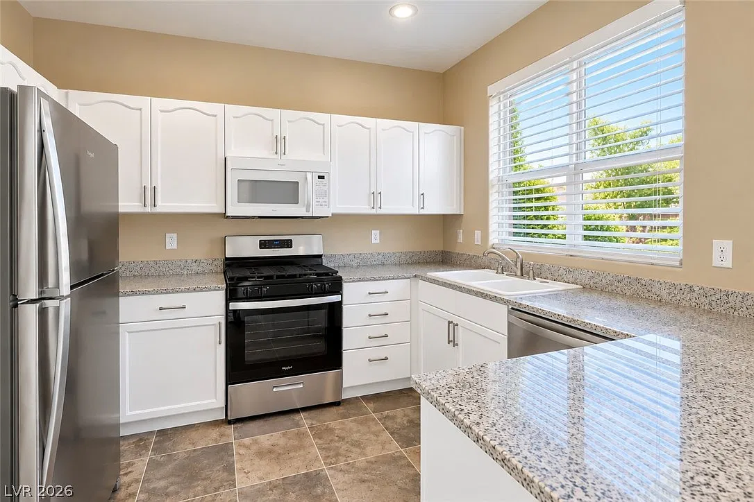 4 bed, 2.5 bath, 2063 sqft, $2,340 — Photo 4