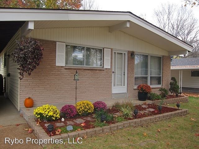1st image of 415 Versailles Dr