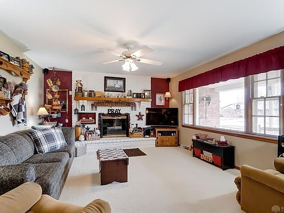 4th image of 676 Robindale Dr