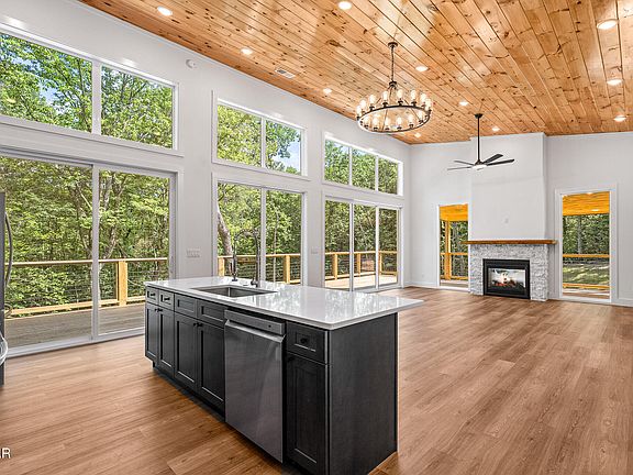 3rd image of 4019 Brook Hollow Ln