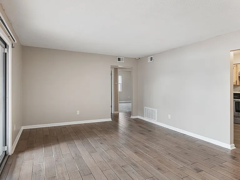 959 W 42nd Street — Photo 11