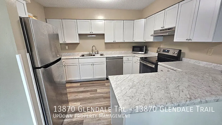"Charming 3-Bedroom Haven with 2 Full Baths at Spacious 1000 Sq Ft Living!" — Photo 3