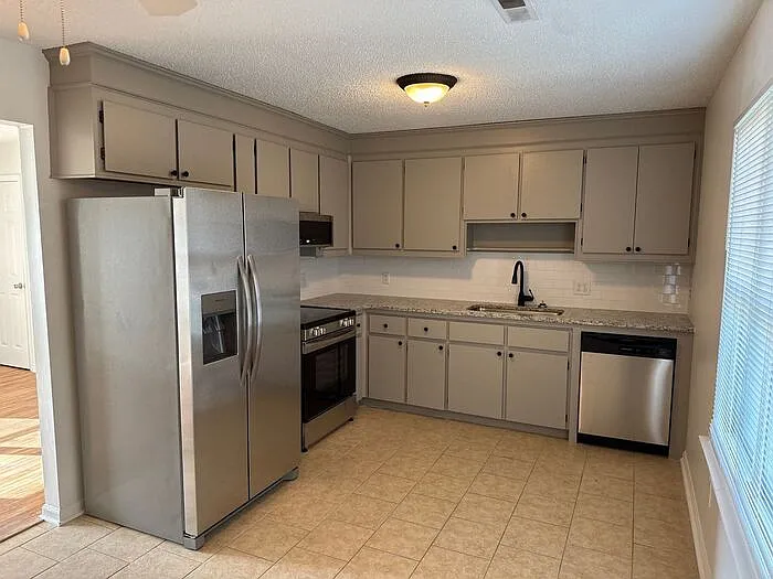 1301 Linwood Dr — Photo 4