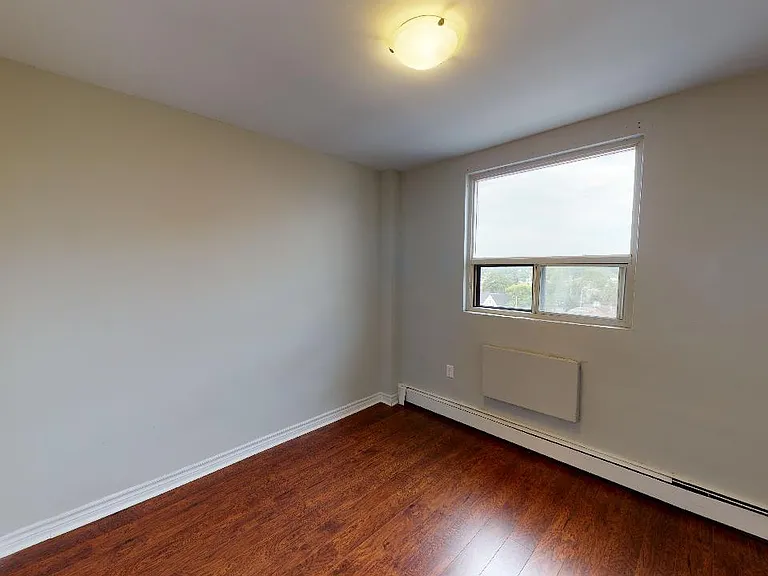 470 Dundas St — Photo 24