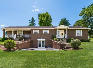 3330 Foxfire Dr, Zanesville, OH 43701