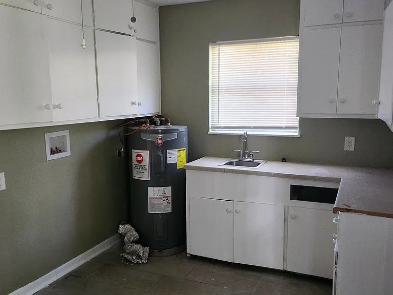 908 W 2nd St — Photo 17
