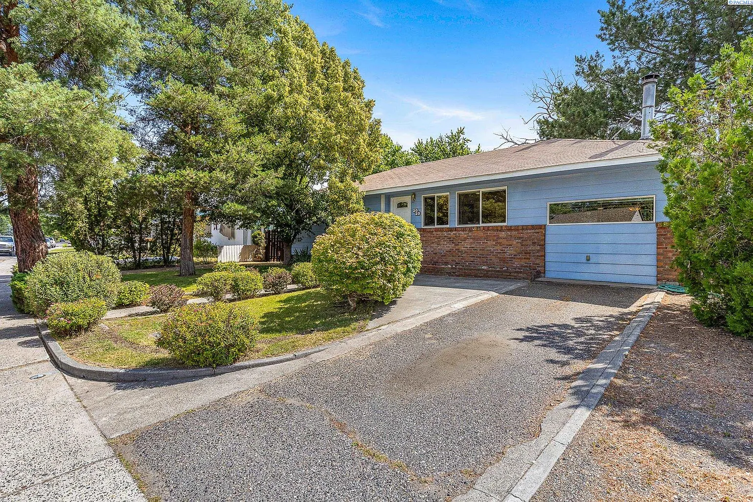 2020 Newcomer Ave photo 1