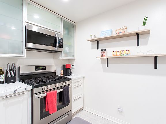 5th image of 801 Pine Ave Unit 212