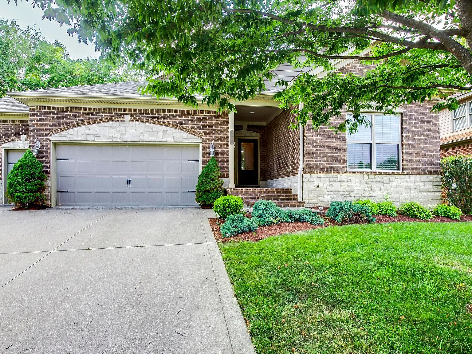 4 bed, 2400 sqft, $2,600 — Photo 3