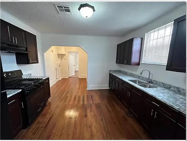 3 bed, 1.0 bath, 913 sqft, $1,600 — Photo 4