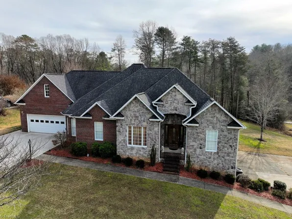 135 Laurel Creek Dr, Mount Airy, NC 27030