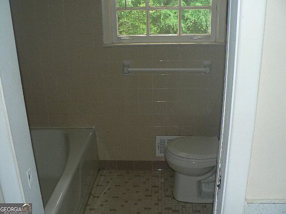 5th image of 3098 Robindale Rd