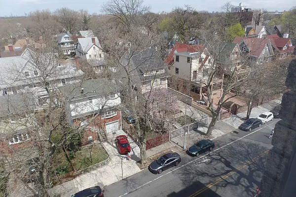 Rented by Albert Attias, LREB | media 10