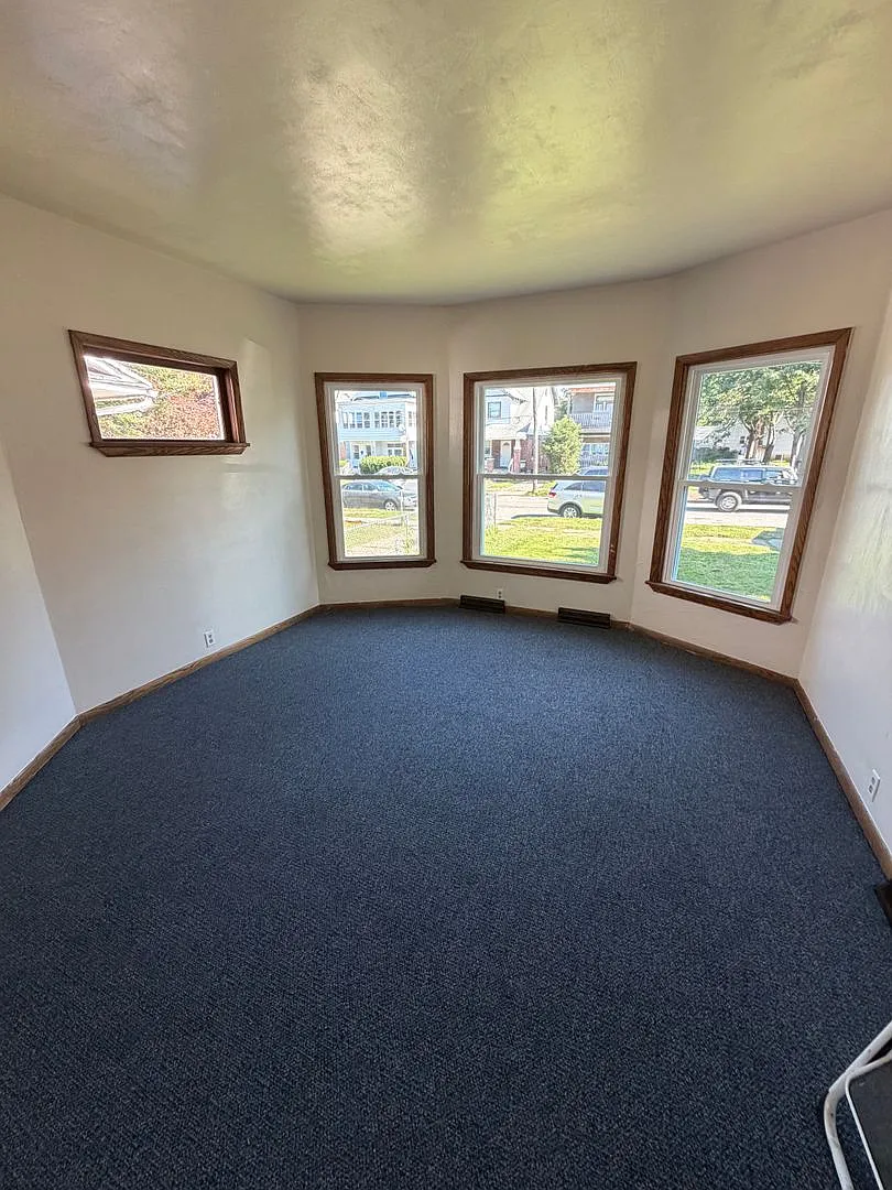 Large remodeled 3 Bedroom house — Photo 3