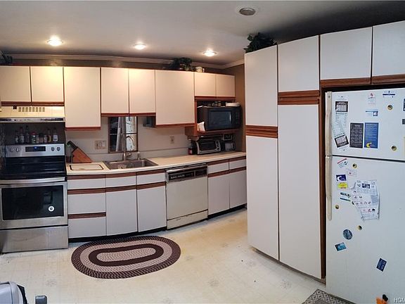 3rd image of 4 Lakeview Dr