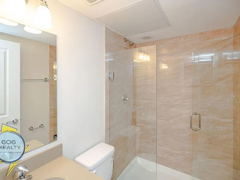 Lincoln Park Renovated Apartments! — Photo 13