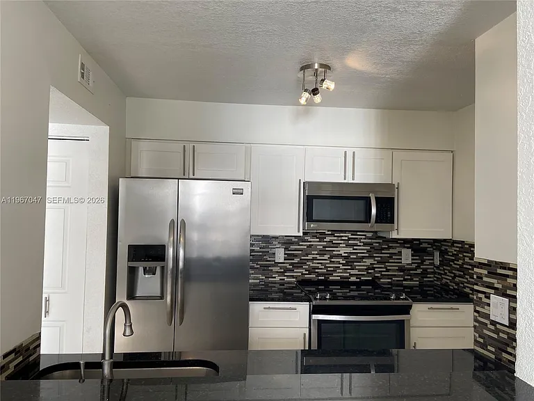 2841 N Oakland Forest Dr — Photo 6
