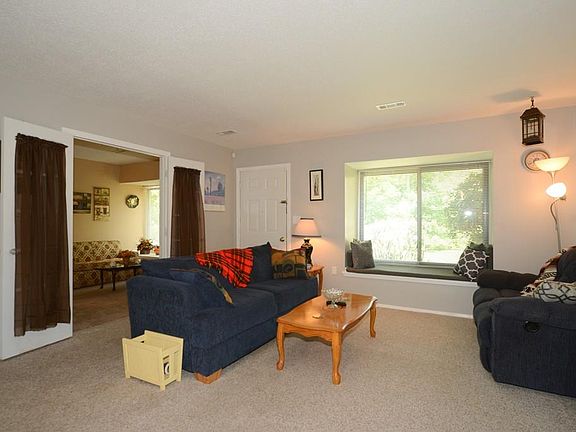 5th image of 35 Greenbrook Dr