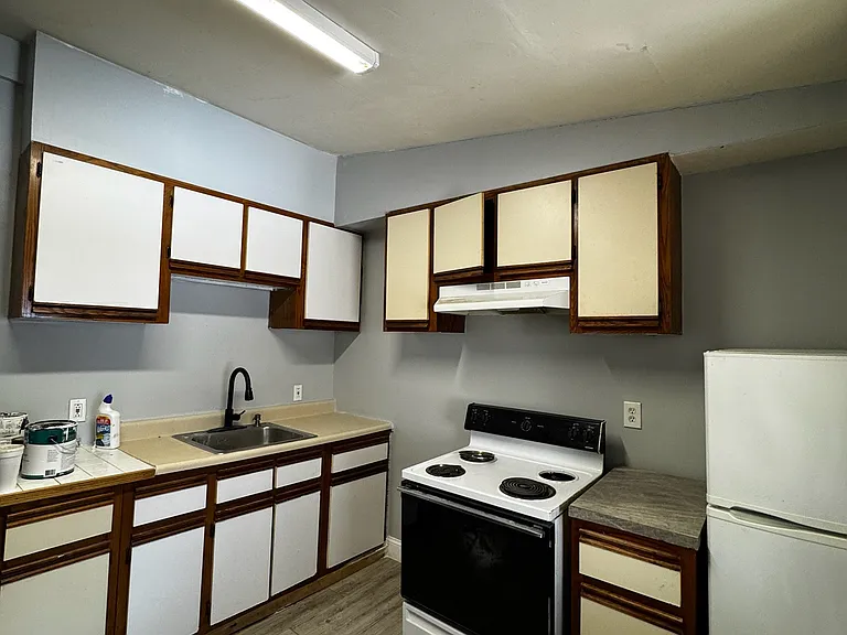 126 W Elm St — Photo 1