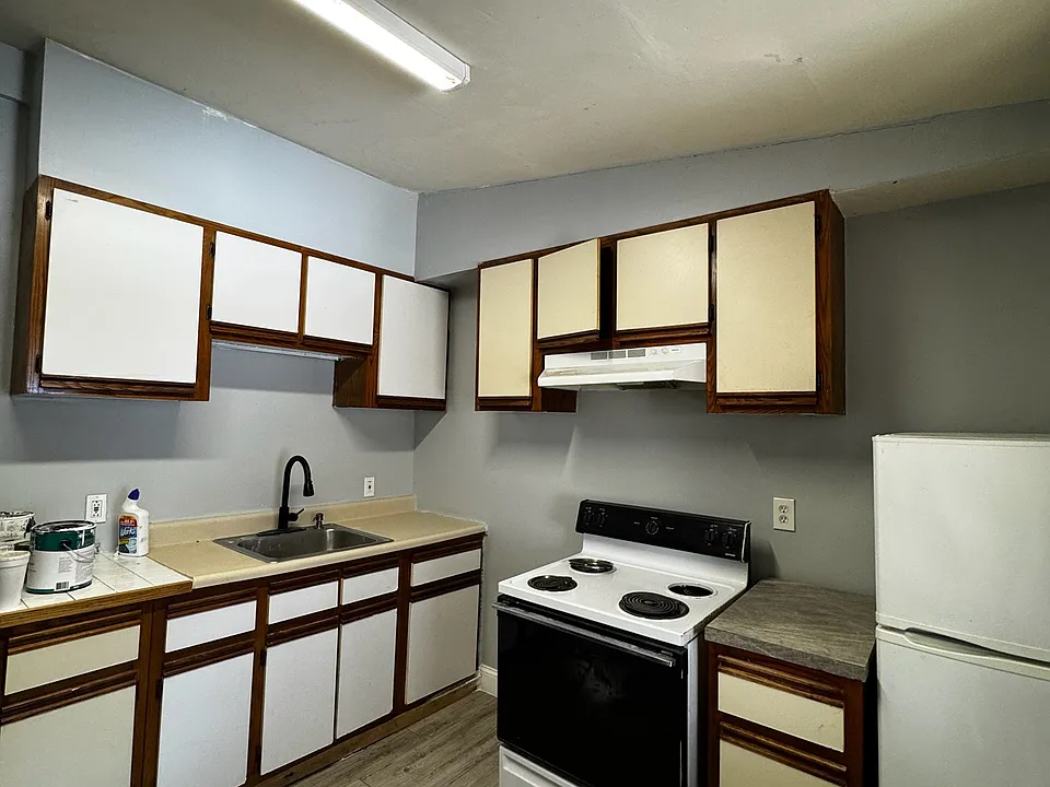 126 W Elm St