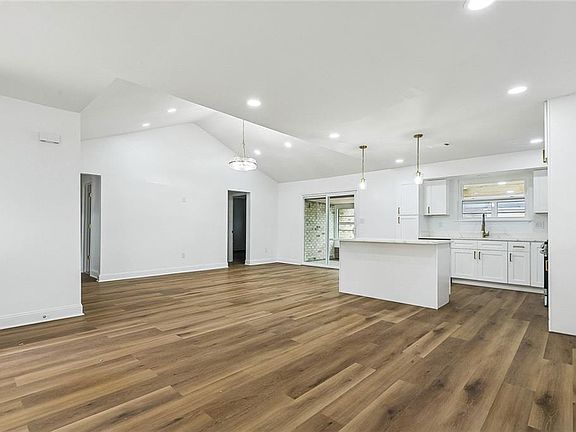 4th image of 5060 Woodcrest Dr