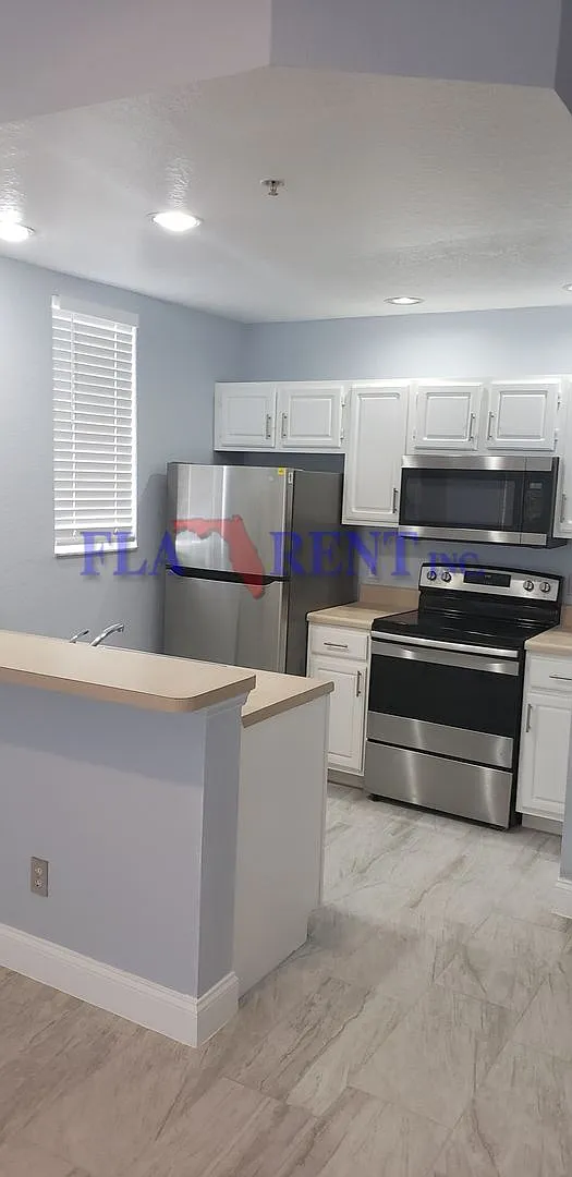 4 Br / 3 Full Bath (Includes 2 Masters) 2 Story (Near Disney!) Gated Community With Community Pool — Photo 4
