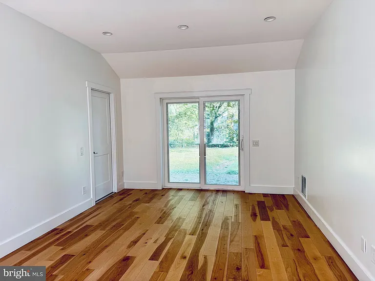 90 Avondale Cir — Photo 9