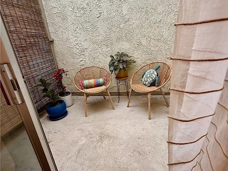 11738 Moorpark St #A — Photo 12